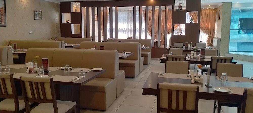 The Castle Premium Hotel Doha Extérieur photo